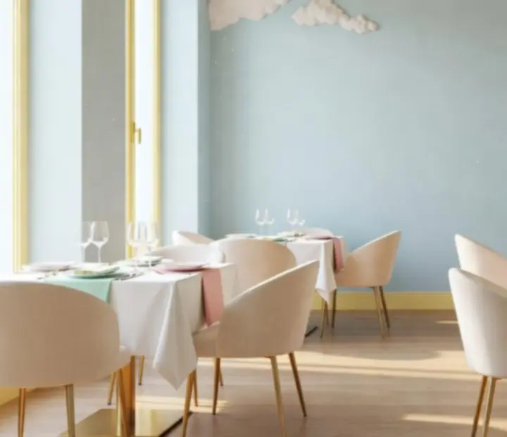 Salle de restaurant lumineuse à l'ambiance céleste chez Choix Sorties